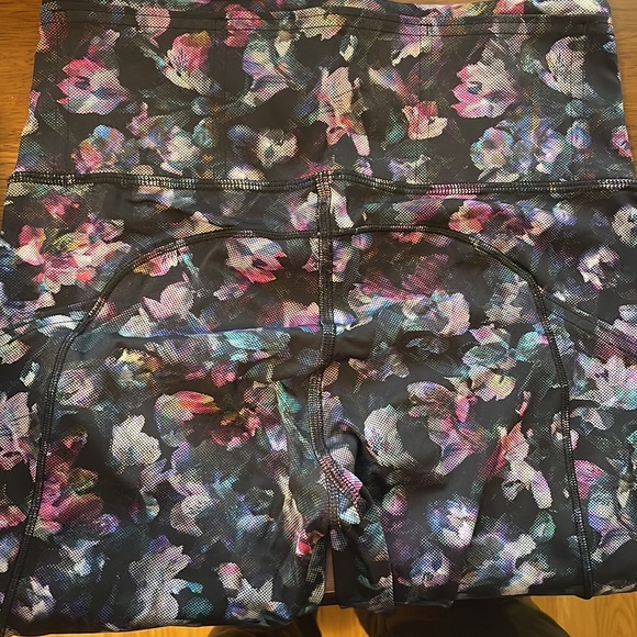 Lululemon High Rise Crop Size 4 - Picture 3 of 5